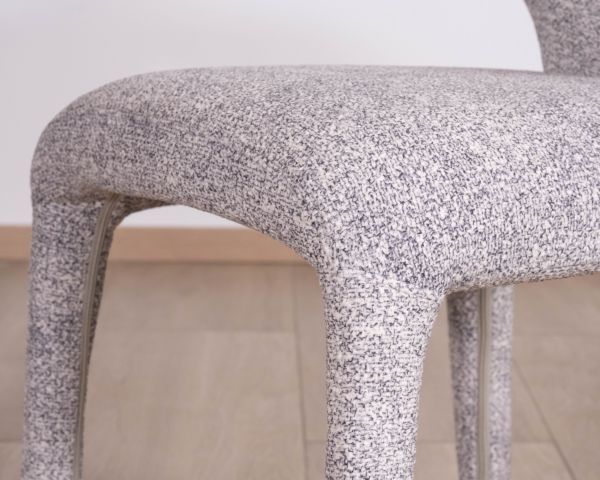 Lot de 2 chaises de repas contemporaines “Milano” en tissu chiné gris clair à habillage intégral