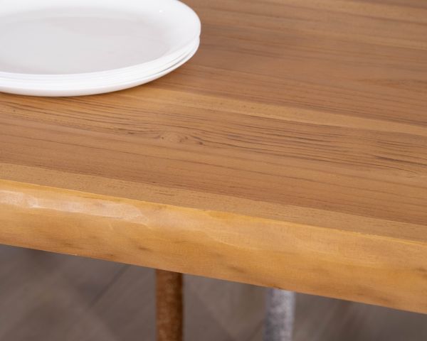 Table de repas en teck recyclé massif “Lasia” design brut contemporain et pieds métal noir