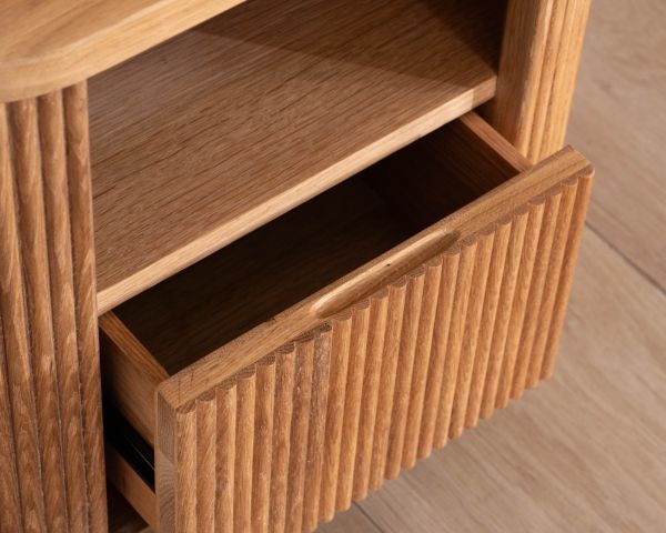 Table de chevet en chêne huilé à relief strié 1 tiroir “Winton”