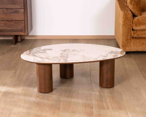 Table basse design forme organique "Oria" plateau céramique et pieds cylindres teinte noyer