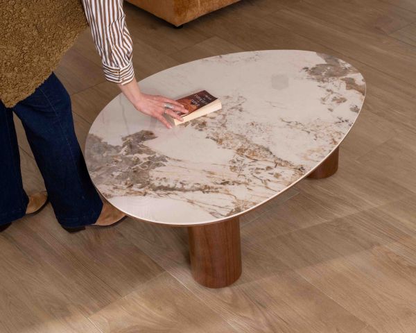 Table basse design forme organique "Oria" plateau céramique et pieds cylindres teinte noyer