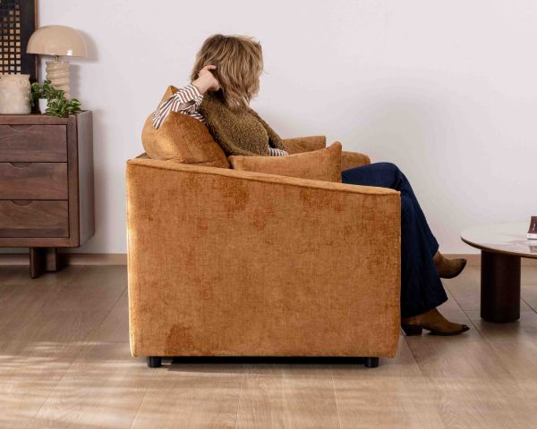 Canapé 2 places contemporain esprit cosy “Odéa” en tissu jaune moutarde