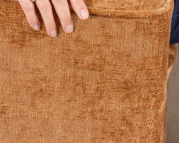 Canapé 2 places contemporain esprit cosy “Odéa” en tissu jaune moutarde