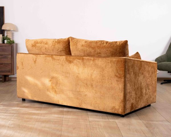 Canapé 2 places contemporain esprit cosy “Odéa” en tissu jaune moutarde