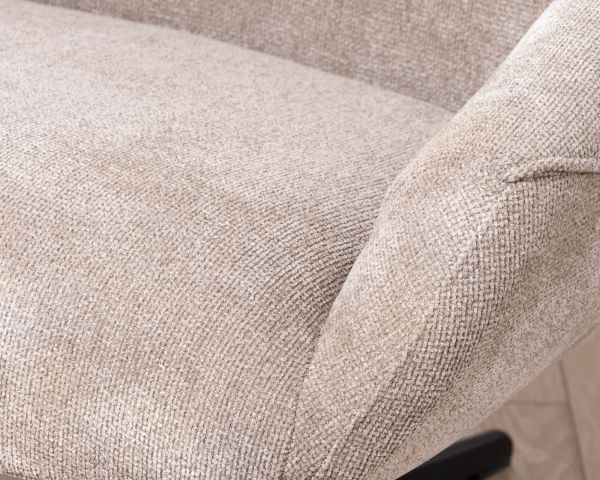 Fauteuil lounge pivotant et inclinable “Mado” en tissu bouclette taupe, design enveloppant et confortable