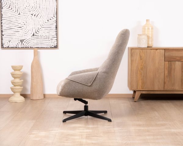 Fauteuil lounge pivotant et inclinable “Mado” en tissu bouclette taupe, design enveloppant et confortable