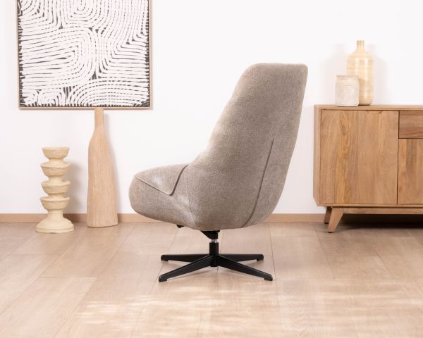 Fauteuil lounge pivotant et inclinable “Mado” en tissu bouclette taupe, design enveloppant et confortable