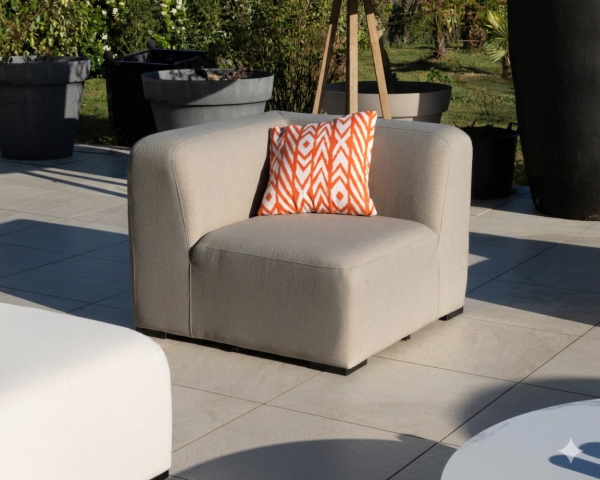 Module d'angle en tissu beige pour canapé d'extérieur modulaire design organique "Miroly Bay"