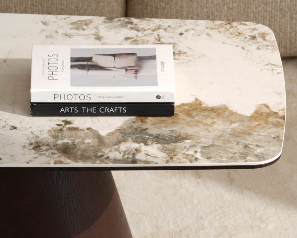 Table basse plateau céramique effet pierre naturelle "Oria" pied central aspect wengé