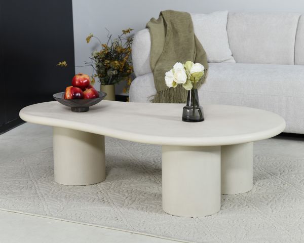 Table basse forme organique en micro-ciment teinté crème "Odyna"