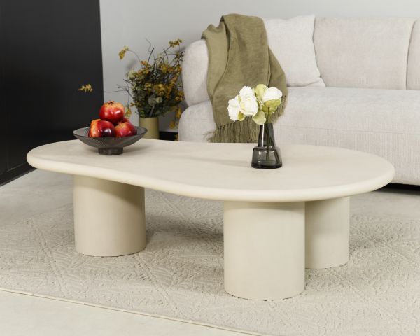 Table basse forme organique en micro-ciment teinté crème "Naura"