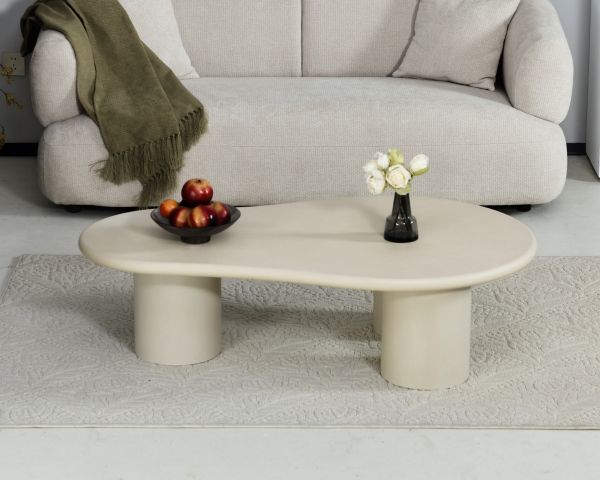 Table basse forme organique en micro-ciment teinté crème "Naura"
