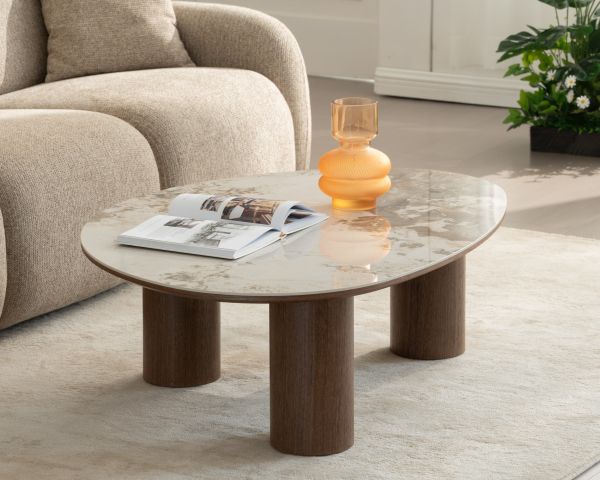 Table basse design forme organique "Oria" plateau céramique et pieds cylindres teinte noyer
