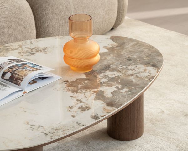 Table basse design forme organique "Oria" plateau céramique et pieds cylindres teinte noyer
