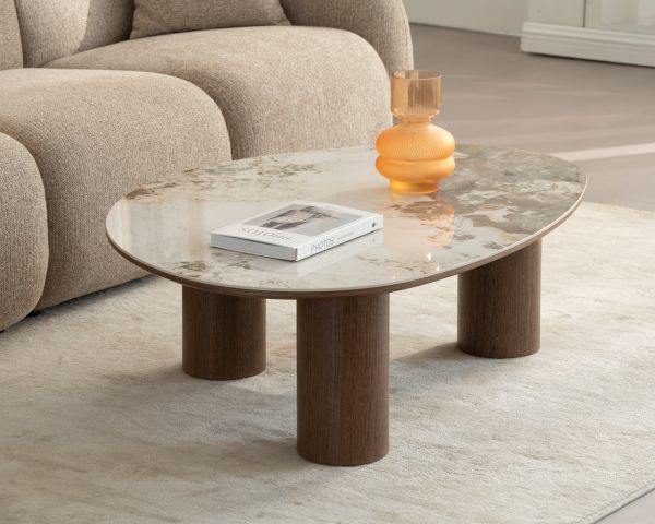 Table basse design forme organique "Oria" plateau céramique et pieds cylindres teinte noyer