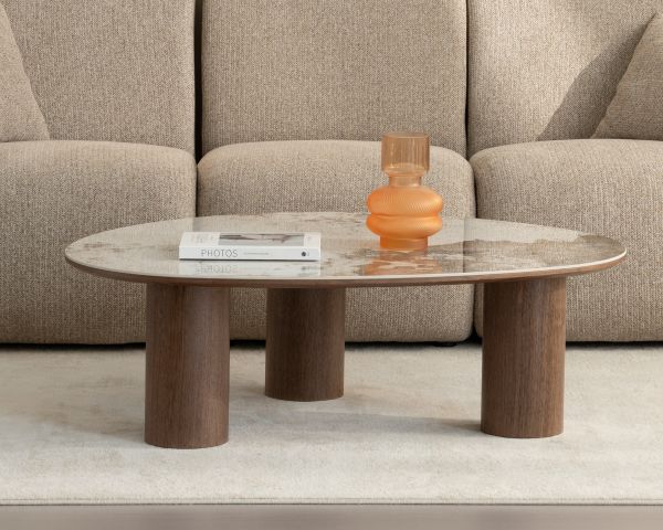 Table basse design forme organique "Oria" plateau céramique et pieds cylindres teinte noyer