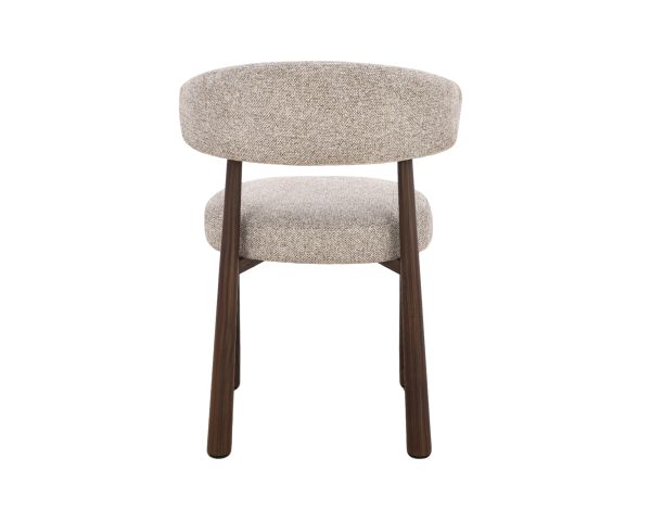 Lot de 2 chaises enveloppantes esprit rétro-contemporain “Arlo” en tissu tramé beige et marron, pieds aspect noyer