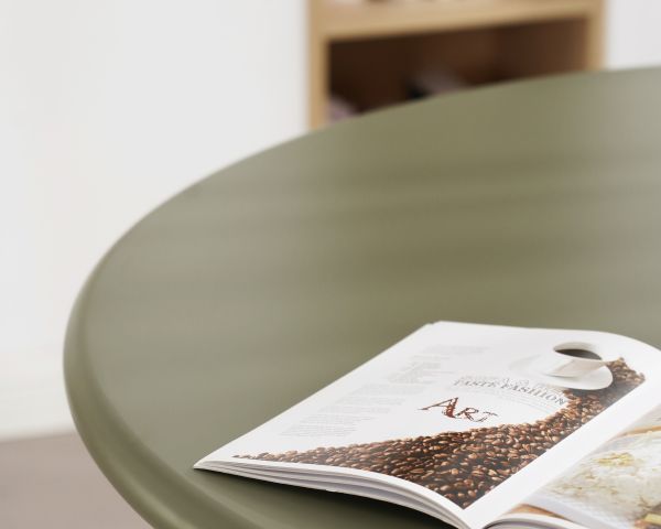 Table de repas ronde coloris vert sauge "Odyna"  120 cm piètement sculptural