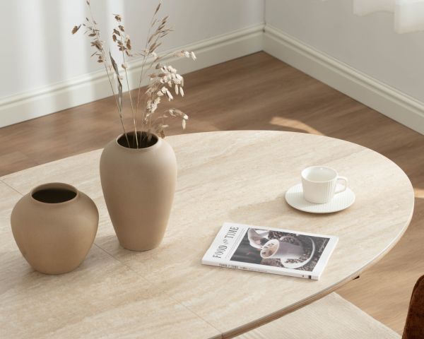 Table de repas extensible 160-200 cm plateau céramique effet travertin "Oria" piètement aspect chêne clair