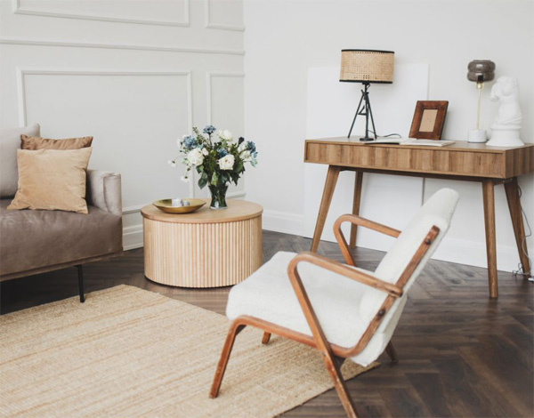 Fauteuil dans un salon style scandinave